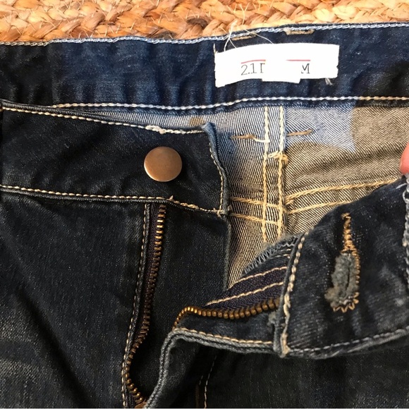 ▪️2.1 Distressed Denim Shorts - Picture 4 of 10